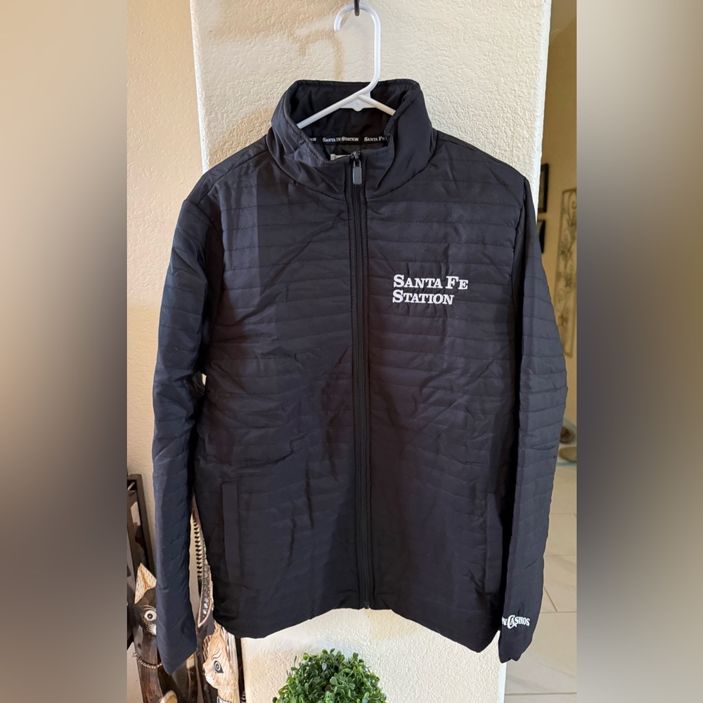 Santa Fe Station : Black Puffer Jacket Size Small 
It runs big .. Brand New